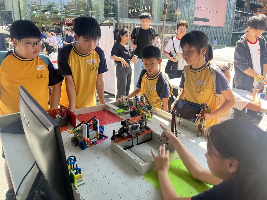 台南三股國小拿下 VEX GO 團隊協作賽第一名