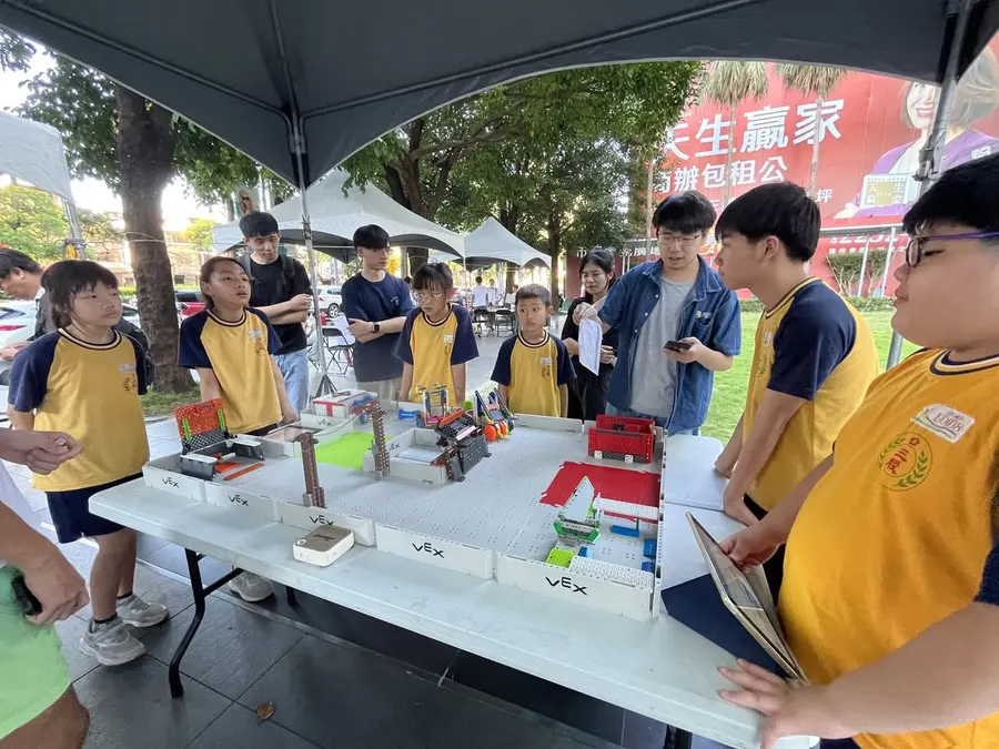 台南三股國小拿下 VEX GO 團隊協作賽第一名