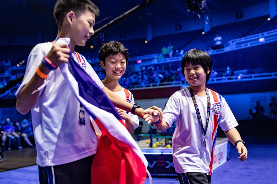 選手在世界賽場上與對手握手