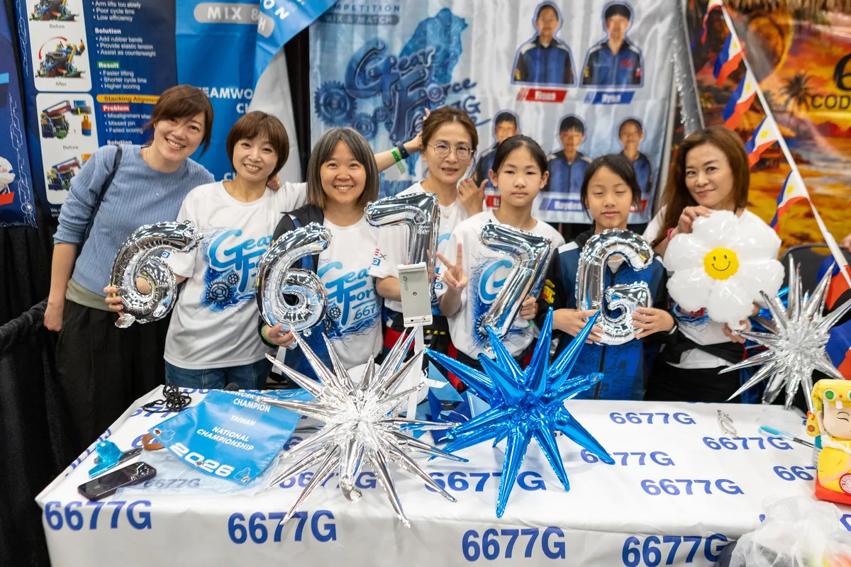 VEX IQ 隊伍在比賽場邊合照